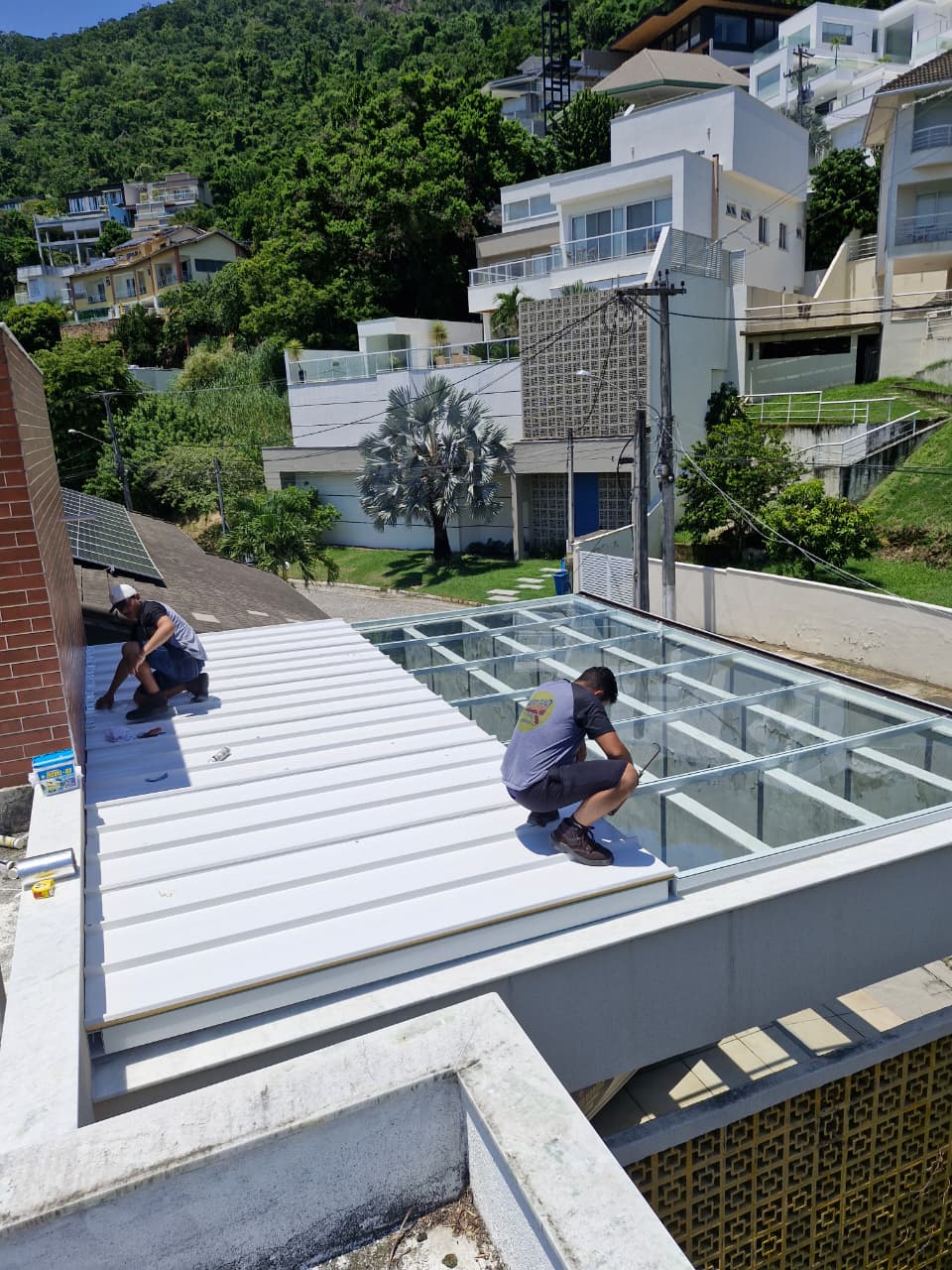 Equipe Sergio Borges instalando cobertura termoacústica no Rio de Janeiro